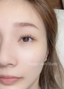 Twiggy Lash Studio 奢華羽扇款美睫嫁接，濃密根部與輕盈毛尖的完美結合，打造如羽扇般展開的華麗眼妝效果。