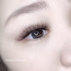 Twiggy Lash Studio 性感貓眼款美睫設計，眼尾加長型嫁接，拉長眼型，營造嫵媚慵懶的眼神。