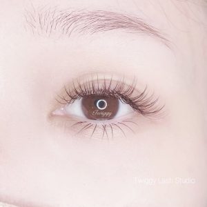 Twiggy Lash Studio 日式自然裸妝款美睫，極致輕盈的嫁接技術，宛如天生長睫毛般的素顏小心機。