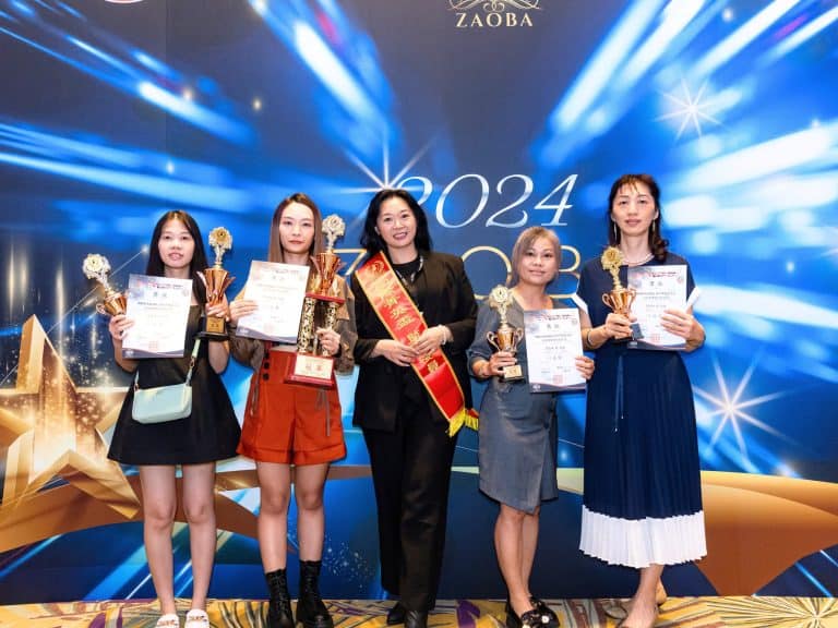 幸妍國際美學苑師生團隊於2024 ZAOBA國際亞太盃美業交流競技大賽頒獎典禮合影，楊嘉欣老師擔任評審長帶領學員參賽，全員榮獲多項冠軍獎盃與證書。
