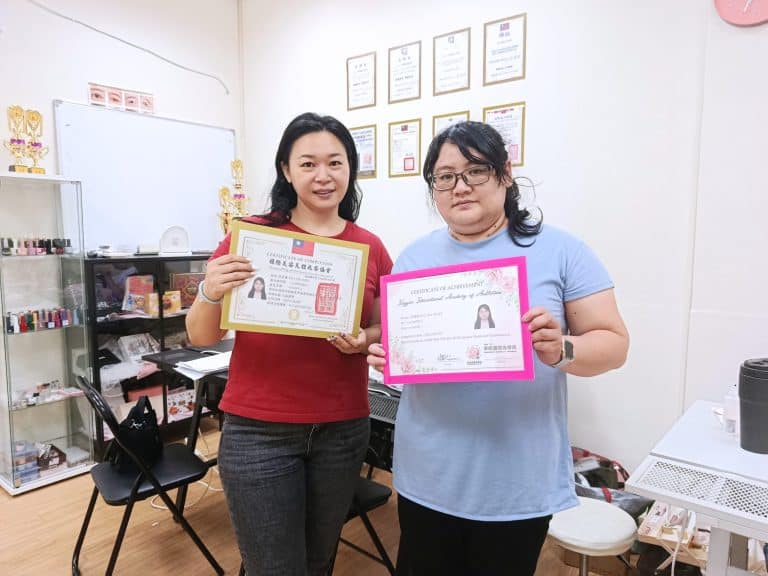 恭喜學員完成美甲全科班課程，獲頒幸妍結業證書與專業技能證照，具備獨立操作與創業能力。