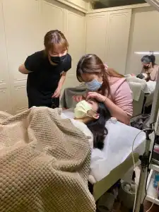 小嘍老師(Twiggy)親自指導美睫學員，進行真人睫毛嫁接實作，即時調整操作手勢與接點角度。