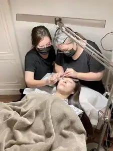 美睫全科班一對一教學，講師近距離協助學員觀察真睫毛健康狀況，並指導正確的黑膠沾取量。