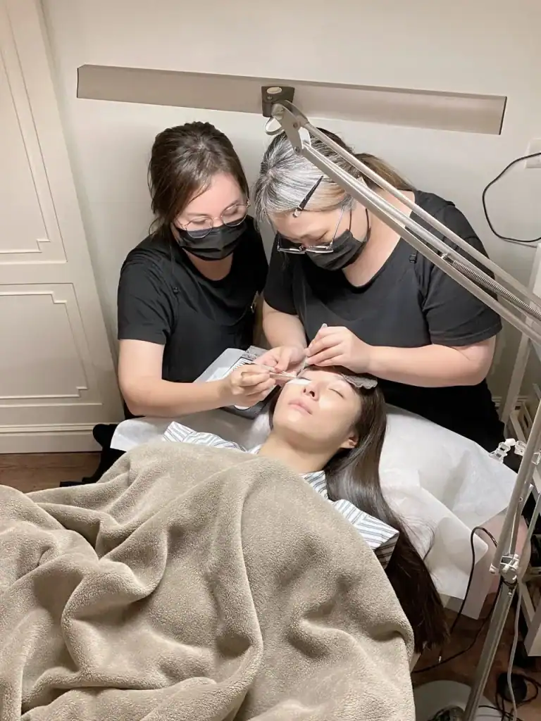 美睫全科班一對一教學，講師近距離協助學員觀察真睫毛健康狀況，並指導正確的黑膠沾取量。