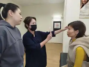 美睫課程教學示範：老師教導術前諮詢與眼型分析技巧，協助學員學習如何依據客人臉型設計適合的睫毛款式。