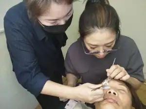 美睫撥毛技巧教學，老師手把手矯正鑷子使用方式與施力點，確保嫁接過程穩定不手抖。